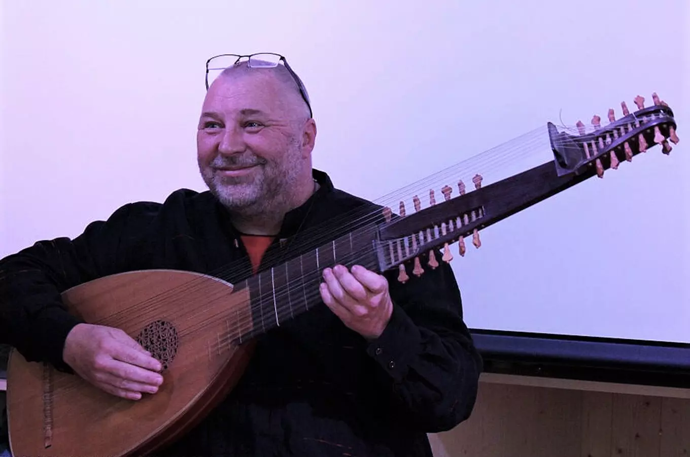 Rudolf Měřínský s loutnou